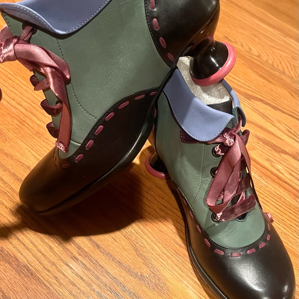 FLUEVOG  artistic leather shoe, ribbon laces!